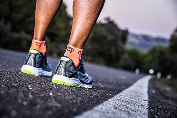 גבר לובש נעליים וגרבי לורבל עומד על כביש