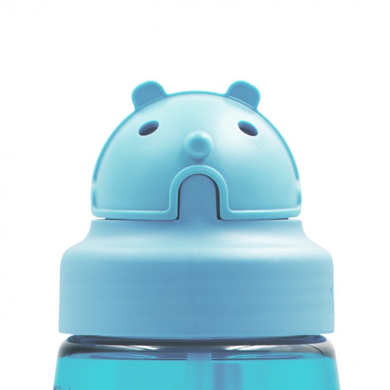 תקריב על פקק של בקבוק שתיה עם קשית לילדים לאקן OBY עשוי טריטן, 450 מ"ל, בצבע כחול