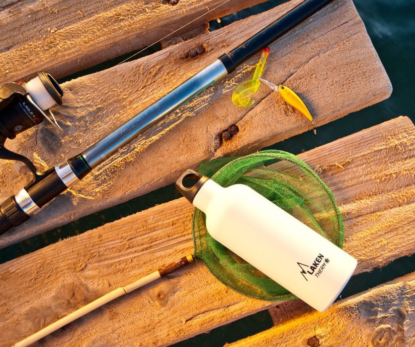 בקבוק שתיה לאקן תרמו פוטורה 350-750 מ"ל בצבע לבן מונח על רפסודה ורשת דיג